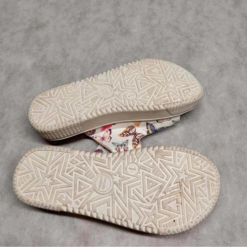 Wonder Nation White and Pink Sandals with Floral‎ Design